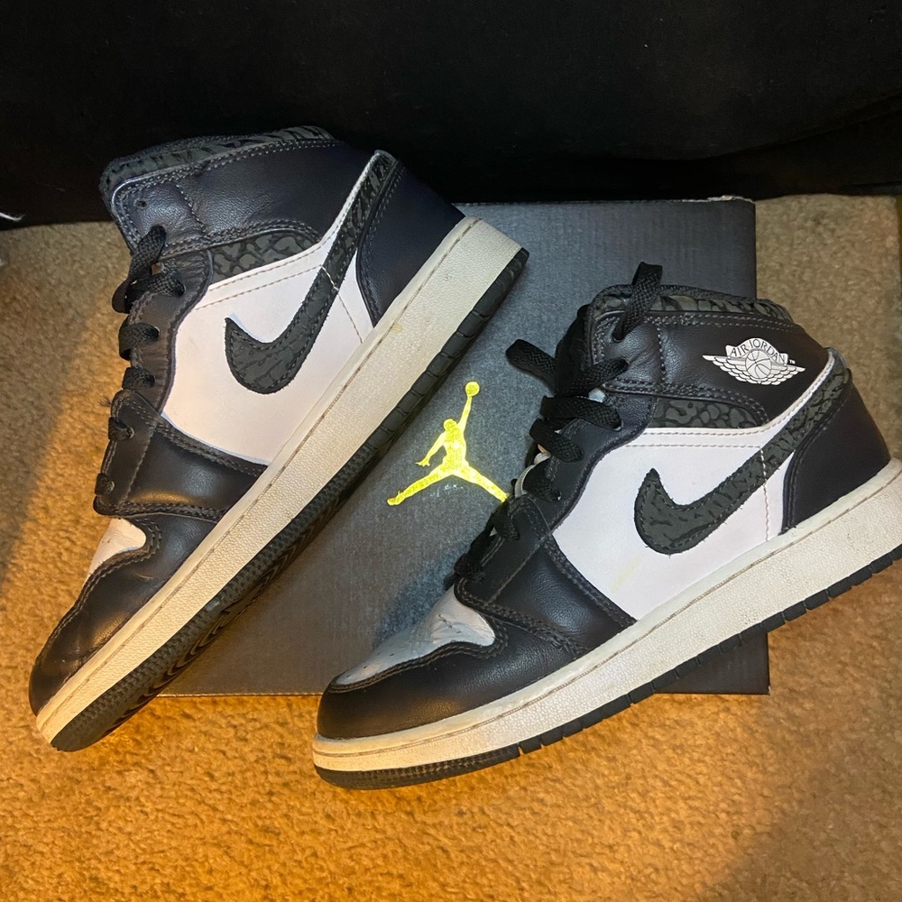 Air Jordan 1. Big kids.